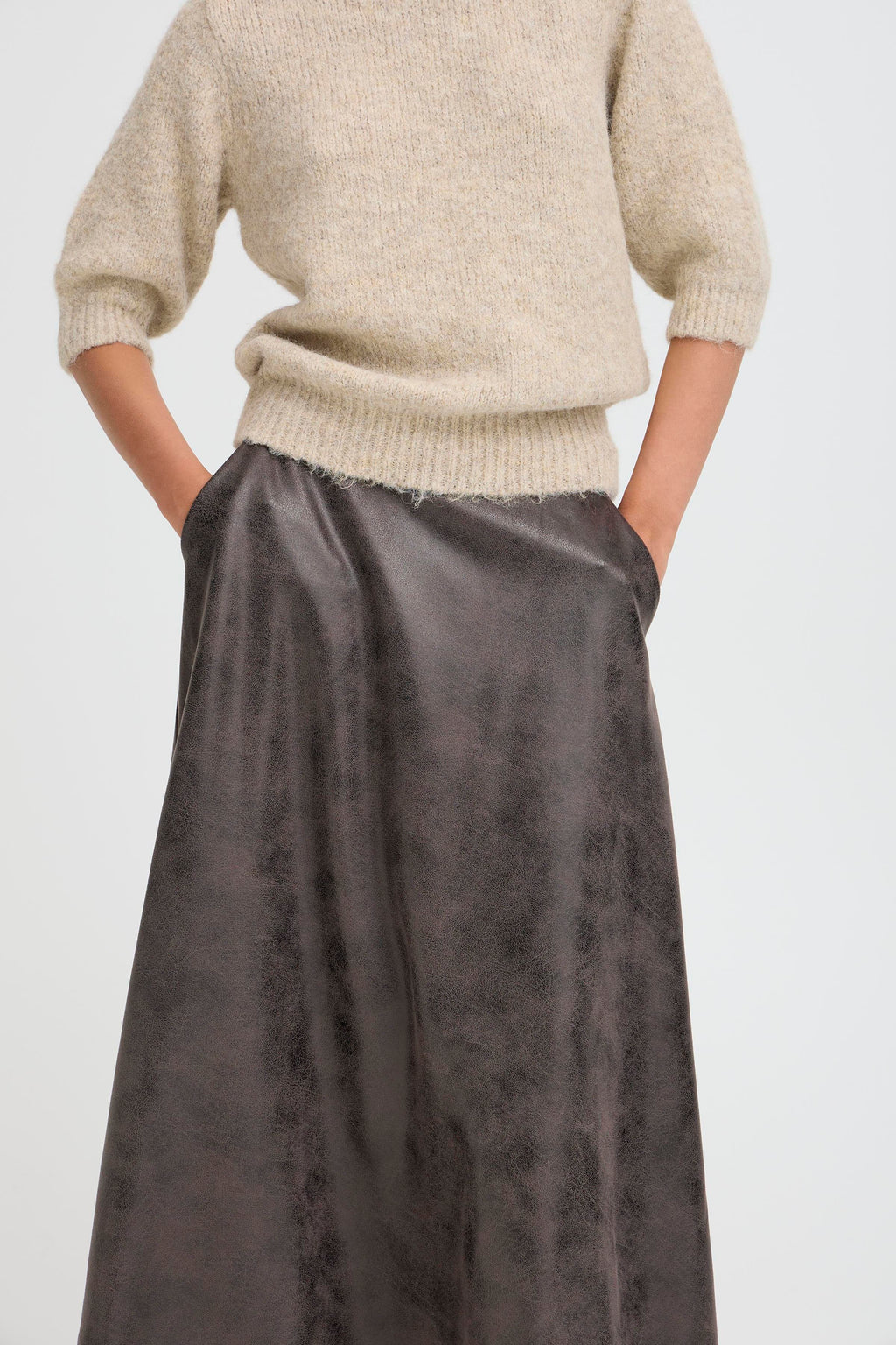 VELLORA KNITWEAR Dimion Faux Leather Midi Skirt