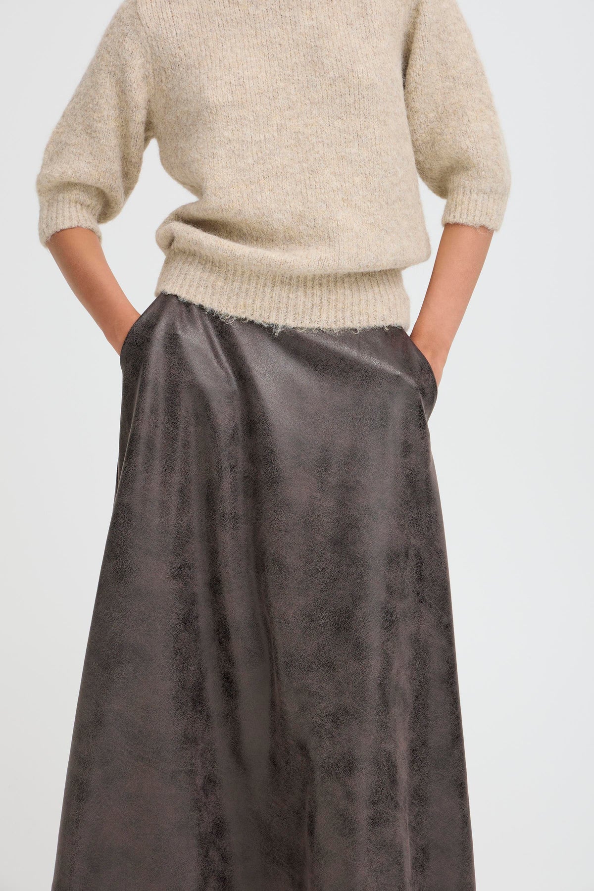 VELLORA KNITWEAR Dimion Faux Leather Midi Skirt
